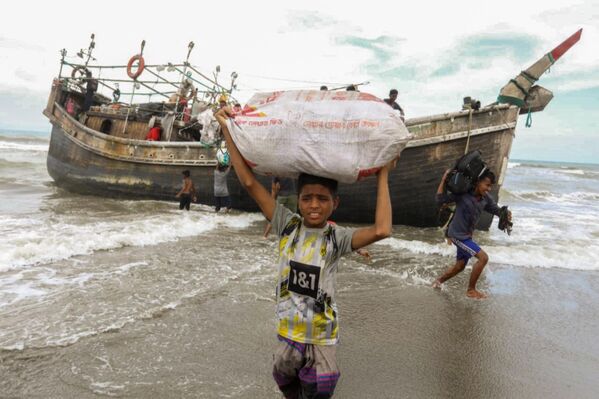 Una embarcación con unos 50 refugiados rohinyá, entre ellos mujeres y niños, cerca de la playa de Lampanah, en Aceh Besar, Indonesia. - Sputnik Mundo