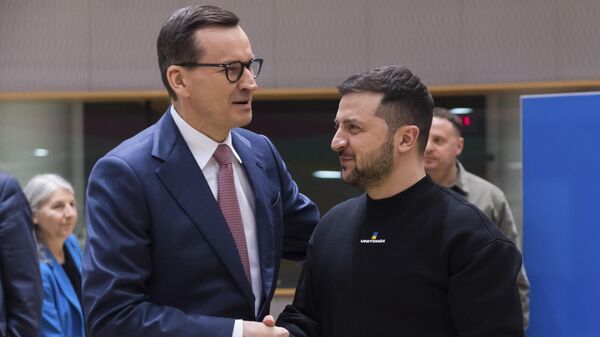 El primer ministro polaco, Mateusz Morawiecki (izquierda) y el presidente ucraniano, Volodímir Zelenski - Sputnik Mundo