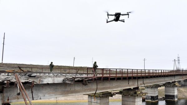 Militares ferroviarios rusos realizan un reconocimiento técnico de las vías en dirección a Jersón - Sputnik Mundo