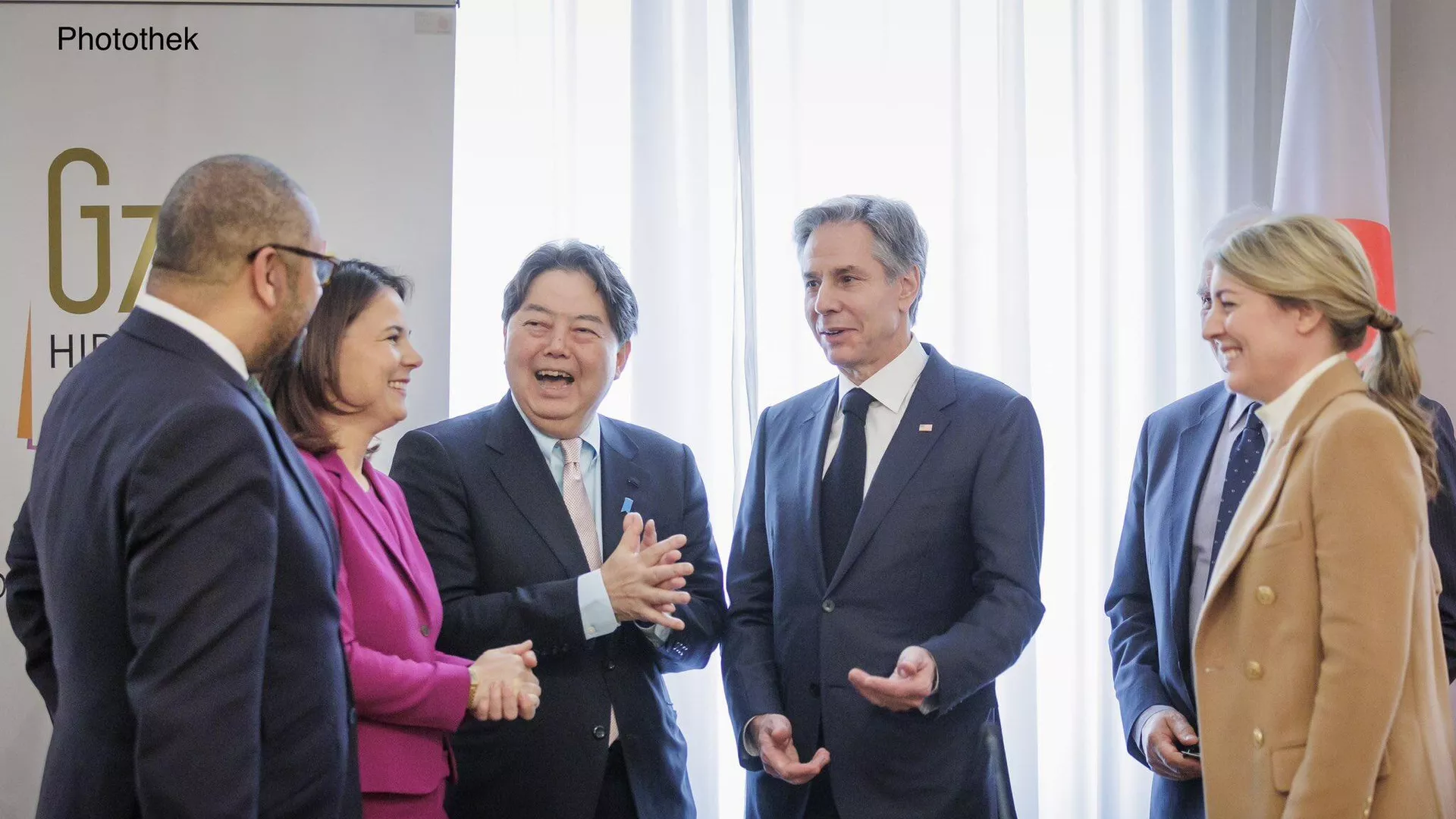 De rosa, la titular de Asuntos Exteriores de Alemania convive con políticos durante su participación en la Conferencia de Seguridad de Múnich De rosa, la titular de Asuntos Exteriores de Alemania convive con políticos durante su participación en la Conferencia de Seguridad de Múnich - Sputnik Mundo, 1920, 19.02.2023