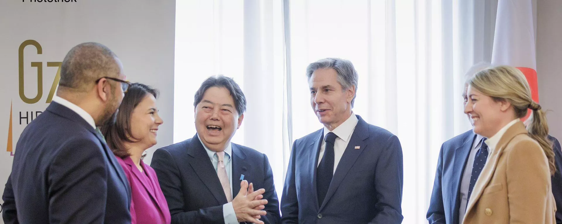 De rosa, la titular de Asuntos Exteriores de Alemania convive con políticos durante su participación en la Conferencia de Seguridad de Múnich De rosa, la titular de Asuntos Exteriores de Alemania convive con políticos durante su participación en la Conferencia de Seguridad de Múnich - Sputnik Mundo, 1920, 19.02.2023