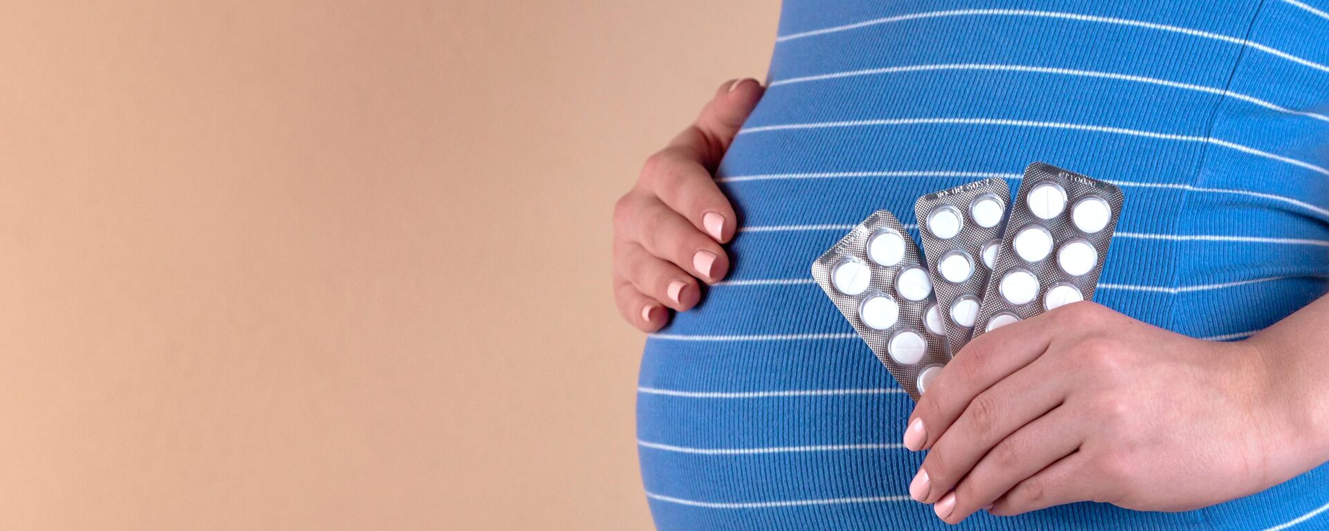 Una mujer embarazada con pastillas (imagen referencial) - Sputnik Mundo, 1920, 19.02.2023