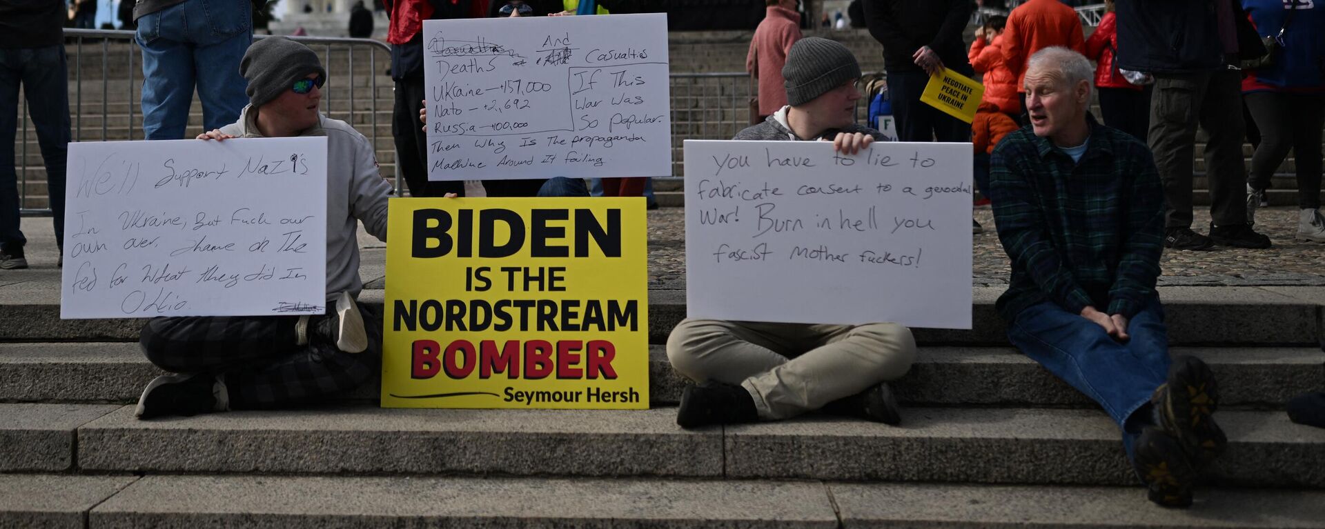 Manifestantes se congregaron en el memorial de Abraham Lincoln, Washington D. C., en contra de la política militarista de EEUU en favor de Ucrania - Sputnik Mundo, 1920, 19.02.2023