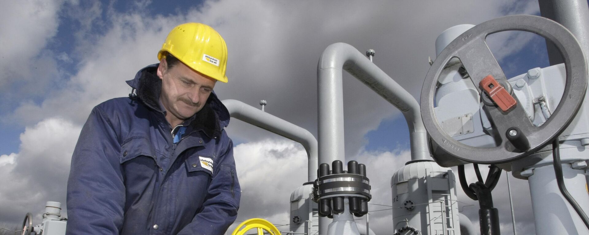 Técnico trabaja en la estación de compresión de gas natural, en el este de Alemania  - Sputnik Mundo, 1920, 26.03.2023