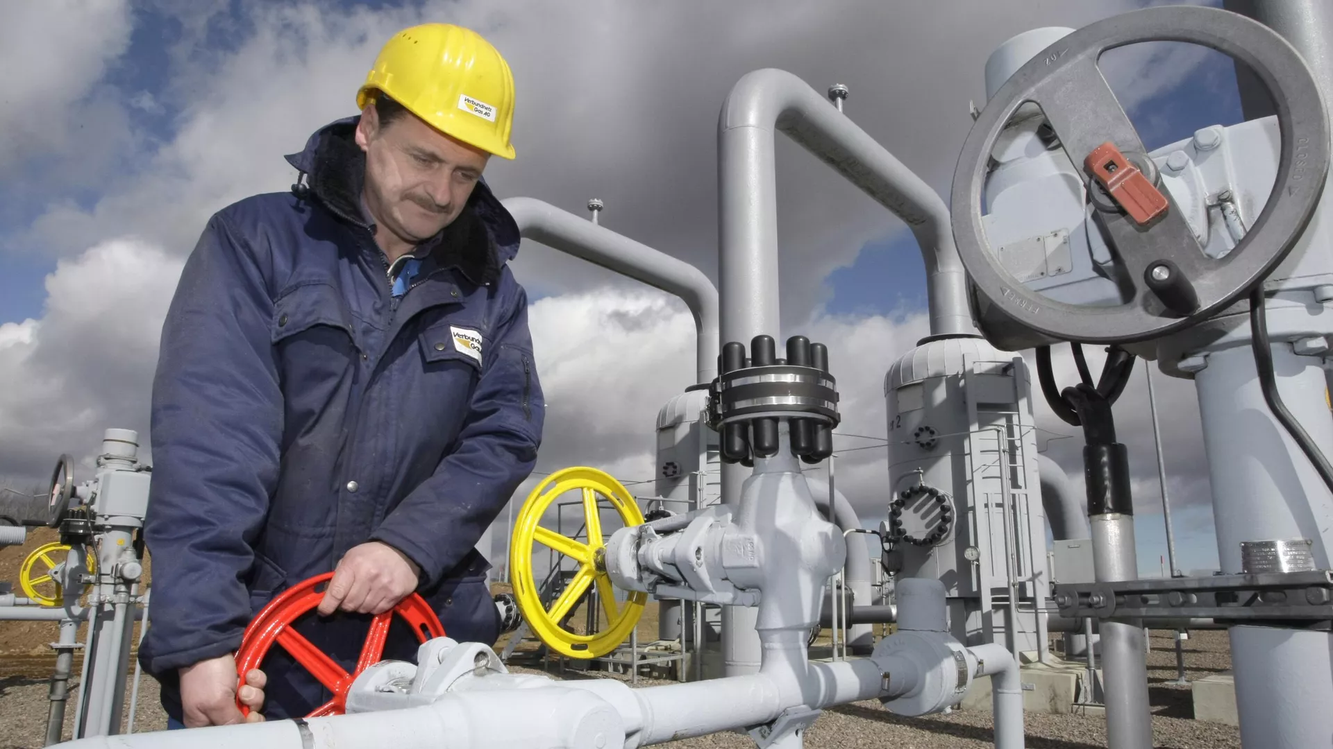 Técnico trabaja en la estación de compresión de gas natural, en el este de Alemania  - Sputnik Mundo, 1920, 08.11.2024