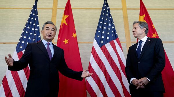 El Ministro de Asuntos Exteriores chino, Wang Yi, estrecha la mano del secretario de Estado estadounidense, Antony Blinken durante una reunión en Nusa Dua, en la isla turística indonesia de Bali, el 9 de julio de 2022 - Sputnik Mundo