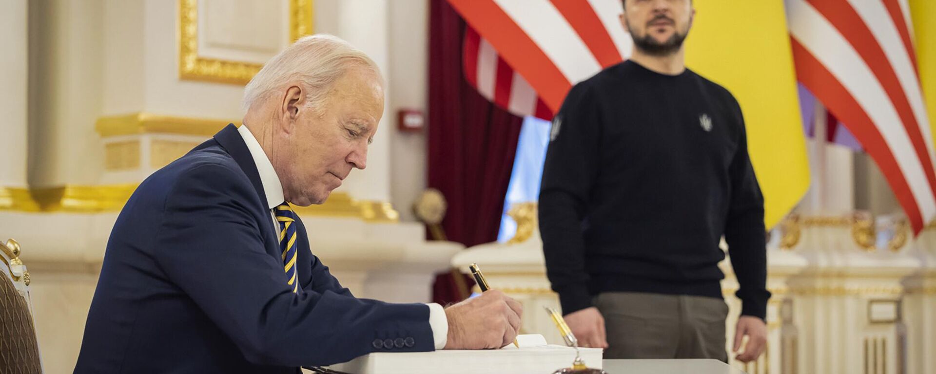 El presidente de EEUU, Joe Biden, y el presidente de Ucrania, Volodímir Zelenski, el 20 de febrero - Sputnik Mundo, 1920, 14.03.2024