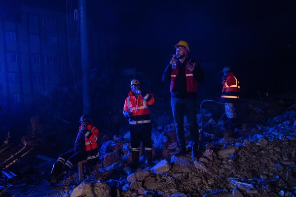 En la provincia de Hatay, muchos edificios que sobrevivieron al terremoto anterior colapsaron. En la foto: los rescatistas descansan por unos minutos durante las labores de búsqueda entre los escombros. - Sputnik Mundo