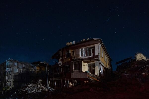 Los nuevos temblores de tierra provocaron el colapso de la autopista entre las ciudades de Antakya e Iskenderun. Existe el riesgo de que el agua del mar suba hasta 50 cm en la provincia de Hatay. En la foto: un edificio de residencial en Antakya parcialmente destruido por el terremoto. - Sputnik Mundo