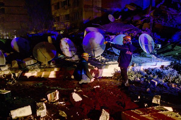 El nuevo terremoto en Turquía también afectó la zona limítrofe con Siria. Se informó del colapso de edificios en las ciudades de Al Bab y Harem, en el norte del país. El sismo se sintió también en el Líbano, Siria, Chipre e Israel.  - Sputnik Mundo