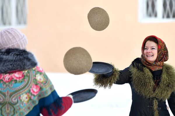 La Máslenitsa simboliza la despedida del invierno del hemisferio norte y la alegría por la llegada de la primavera. Es una fiesta antigua que incluye elementos precristianos de la mitología eslava.En la foto: la preparación de los panqueques, también conocidos en Rusia como blinis, en el territorio del monasterio Bogoroditski de Kazán. - Sputnik Mundo