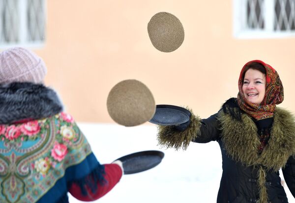 La Máslenitsa simboliza la despedida del invierno del hemisferio norte y la alegría por la llegada de la primavera. Es una fiesta antigua que incluye elementos precristianos de la mitología eslava.En la foto: la preparación de los panqueques, también conocidos en Rusia como blinis, en el territorio del monasterio Bogoroditski de Kazán. - Sputnik Mundo