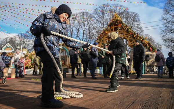 En esos días, los pueblos rusos celebraban tradicionalmente diversas competiciones como: saltos sobre hogueras, paseos a caballo y peleas a puñetazos que terminaban en ruidosas fiestas. El jueves se solía realizar una batalla por el castillo de nieve.En la foto: las personas visitan el festival de la Máslenitsa en el Parque Central de Cultura y Ocio de Moscú. - Sputnik Mundo