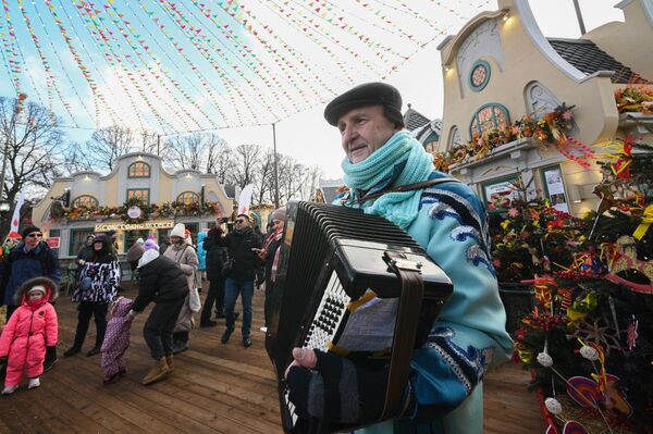 De jueves a domingo, durante la Máslenitsa Ancha, estaba prohibido trabajar, solo se podía descansar y divertirse.En la foto: varias personas en el festival de la Máslenitsa en el Parque Central de Cultura y Ocio de Moscú. - Sputnik Mundo