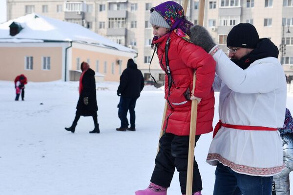 Los tres primeros días de la semana se denominan Máslenitsa Estrecha. Durante este tiempo los campesinos rusos seguían dedicándose a las tareas domésticas y a las labores del hogar.En la foto: la celebración de la Máslenitsa en el territorio del monasterio Bogoroditski de Kazán. - Sputnik Mundo