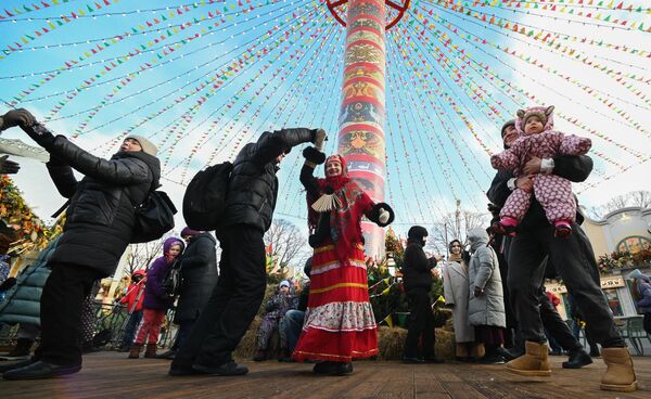 La Máslenitsa se termina con el Domingo del Perdón, cuando se debe pedir perdón a todas las personas por los daños causados a lo largo del año. El acto principal de este día es la quema del espantapájaros, que simboliza la despedida del invierno.En la foto: los festejos populares en el Parque Central de Cultura y Ocio de Moscú. - Sputnik Mundo