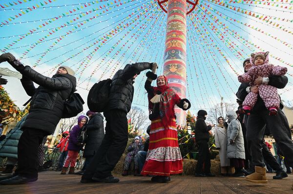 La Máslenitsa se termina con el Domingo del Perdón, cuando se debe pedir perdón a todas las personas por los daños causados a lo largo del año. El acto principal de este día es la quema del espantapájaros, que simboliza la despedida del invierno.En la foto: los festejos populares en el Parque Central de Cultura y Ocio de Moscú. - Sputnik Mundo