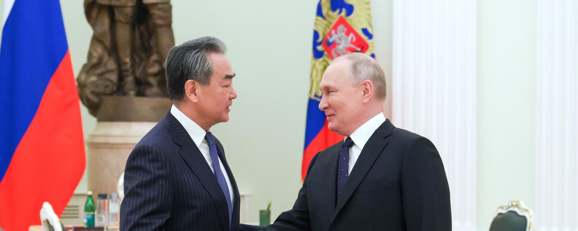 El jefe de la Oficina de la Comisión de Asuntos Exteriores del Comité Central del Partido Comunista Chino, Wang Yi, y el presidente de Rusia, Vladímir Putin - Sputnik Mundo, 1920, 22.02.2023