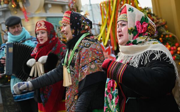 Según una antigua tradición, las mujeres ocupan el papel principal de la semana de la Máslenitsa. Las chicas demostraban sus habilidades culinarias, su hospitalidad, así como su talento para cantar y bailar.En la foto: los festejos populares en el Parque Central Gorki de Moscú.Участницы фестиваля &quot;Московская Масленица&quot; в Центральном парке культуры и отдыха имени Горького в Москве. - Sputnik Mundo