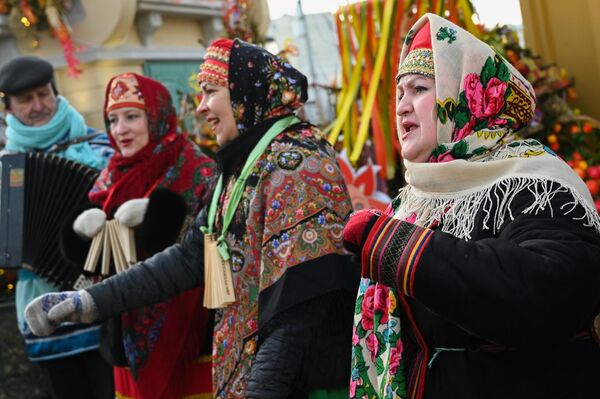 Según una antigua tradición, las mujeres ocupan el papel principal de la semana de la Máslenitsa. Las chicas demostraban sus habilidades culinarias, su hospitalidad, así como su talento para cantar y bailar.En la foto: los festejos populares en el Parque Central Gorki de Moscú.Участницы фестиваля &quot;Московская Масленица&quot; в Центральном парке культуры и отдыха имени Горького в Москве. - Sputnik Mundo