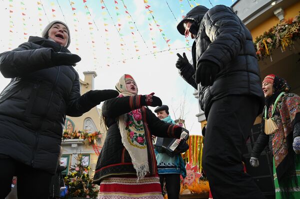 Antiguamente, los hombres solían buscar novias durante los días festivos. En la Rusia pre-revolucionaria, un gran número de bodas se celebraban en la semana de la Máslenitsa.En la foto: los festejos populares en el Parque Central Gorki de Moscú. - Sputnik Mundo