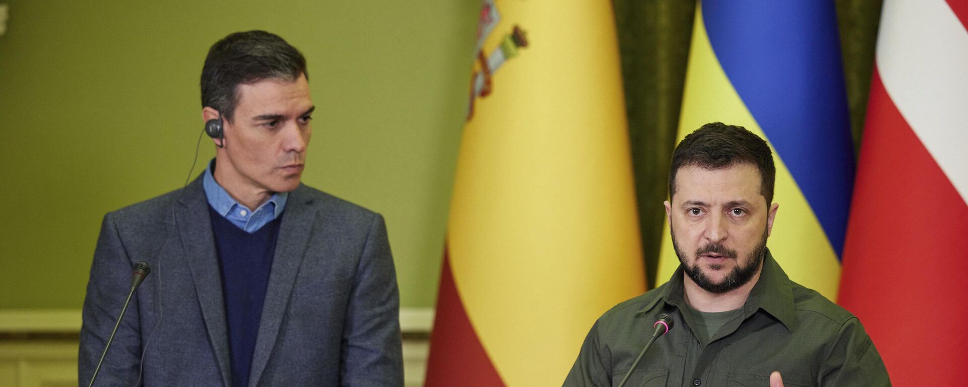 El presidente del Gobierno español, Pedro Sánchez, y el presidente de Ucrania, Volodímir Zelenski, el 21 de abril, 2022 - Sputnik Mundo, 1920, 23.02.2023
