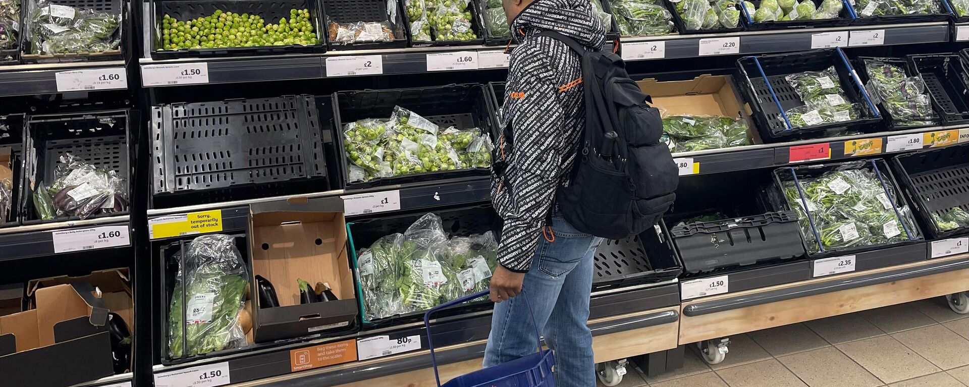 Un cliente compra verduras en supermercado en el este de Londres, el 20 de febrero de 2023 - Sputnik Mundo, 1920, 23.02.2023