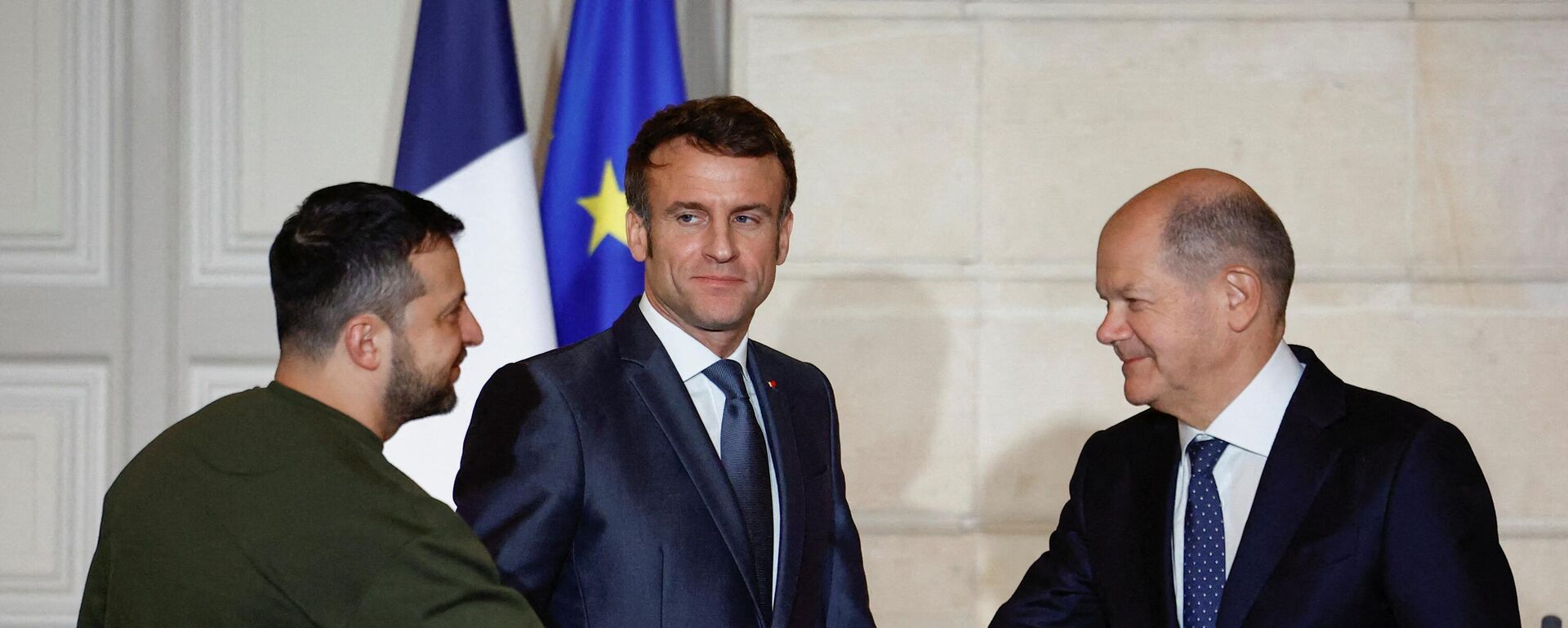 Volodímir Zelenski en reunión con Emmanuel Macron y Olaf Scholz a principios de febrero en París  - Sputnik Mundo, 1920, 24.02.2023