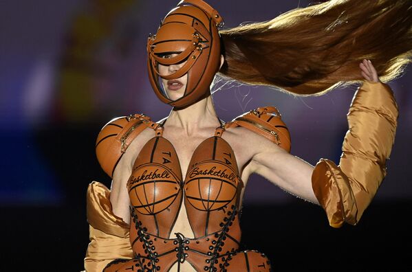 Una modelo desfila en la pasarela con la obra de la diseñadora española Maya Hansen durante la Mercedes Benz Fashion Week en Madrid el 18 de febrero de 2023. - Sputnik Mundo