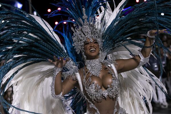 La reina del tambor, Bianca Monteiro, de la escuela de samba Portela, participa en el carnaval en el Sambódromo de Río de Janeiro, Brasil. - Sputnik Mundo