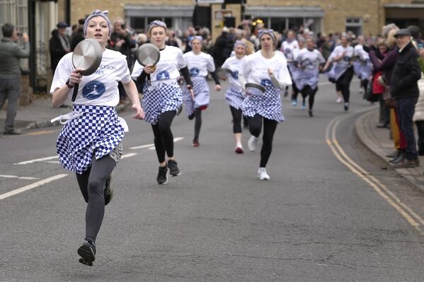 Todos los años, durante el Martes de Carnaval, las mujeres de Olney (Buckinghamshire) compiten en la famosa Carrera de las Tortitas, una tradición de Olney que se remonta a 1445. Se cree que la carrera comenzó en 1445 después de que una mujer tuviera que correr a la iglesia porque llegaba tarde. Desde 1950, Olney compite en una carrera internacional contra las mujeres de Liberal, Kansas, EEUU.En la foto: la ganadora Eloise Kramer (a la izquierda) participa en la tradicional Carrera de las Tortitas. - Sputnik Mundo