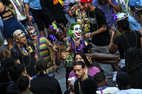 Los visitantes se fotografían en las calles del Barrio Francés durante el festival de Mardi Gras en Nueva Orleans, Luisiana. - Sputnik Mundo