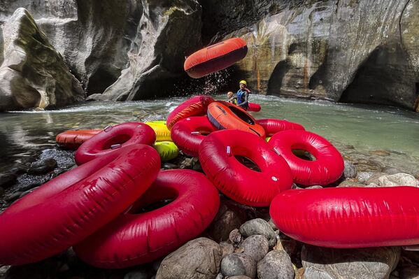El cañón del Guape, una maravilla natural de 35 metros de profundidad que sirvió de ruta a la guerrilla en Colombia, ha sido reabierto gracias al acuerdo de paz de 2016 con las Fuerzas Armadas Revolucionarias de Colombia (FARC).En la foto: los guías turísticos preparan botes inflables para un cruce de este cañón en el municipio de La Uribe en el departamento del Meta. - Sputnik Mundo