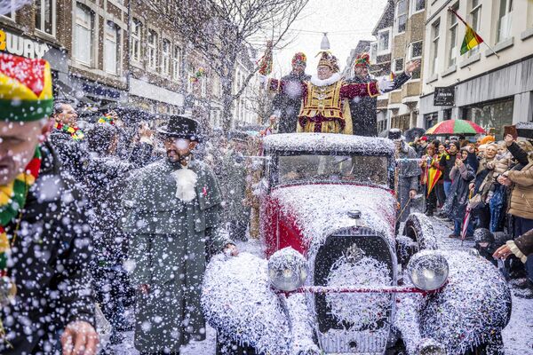 El príncipe de la ciudad, Stefan I, acude al lugar de entrega de llaves del carnaval de Maastricht, Países Bajos, donde simbólicamente adquiere el poder sobre la ciudad durante los tres días que dura el carnaval. - Sputnik Mundo