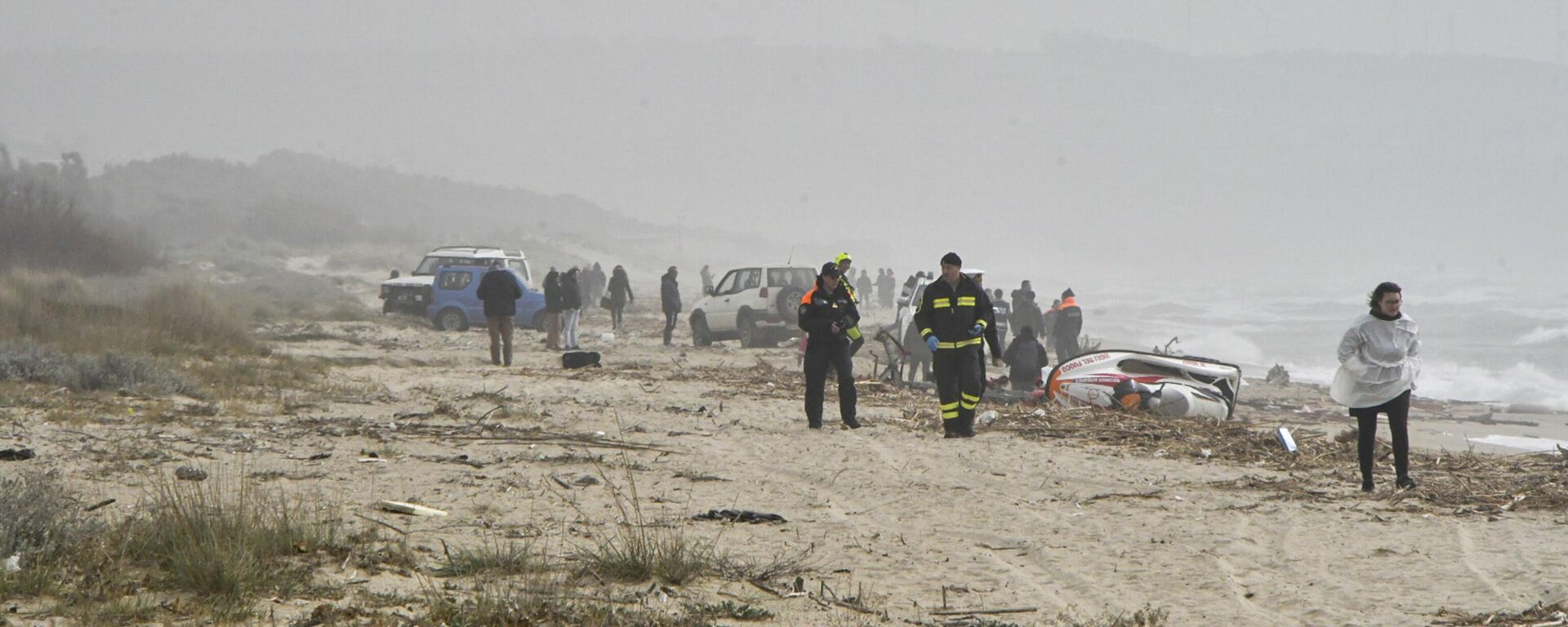 Socorristas llegan a la playa de la provincia de Crotona, Italia, donde encontraron los cuerpos de más de 30 personas provenientes de Oriente Medio - Sputnik Mundo, 1920, 26.02.2023