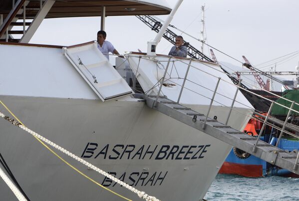 Los miembros de la tripulación son vistos en el lujoso yate &quot;Basra Breeze&quot; en un astillero en Perama, una ciudad portuaria y un suburbio de Atenas, en 2009. El yate de 82 metros del expresidente, equipado con piscinas, salones, un pasaje de escape secreto y un sistema de lanzamiento de cohetes, se encuentra actualmente en Grecia por trabajos de mantenimiento. El Gobierno iraquí anunció en noviembre que intentaría vender el yate. - Sputnik Mundo