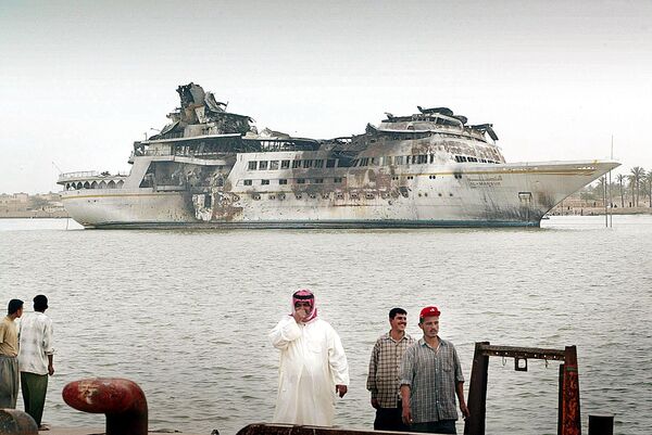 En esta foto se puede apreciar el yate &#x27;Al Mansur&#x27; a la deriva en de abril de 2003, cerca del centro de Basora. El barco, que mide casi 122 metros de eslora, podía acomodar a unos 200 invitados según rumores. A pesar de que fue fuertemente bombardeado por las fuerzas británicas, permaneció a flote antes de volcarse finalmente. - Sputnik Mundo