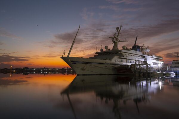 Una fotografía tomada al amanecer del 31 de octubre de 2022 muestra el Ocean Breeze (o Basra Breeze), de 82 metros de largo: uno de los yates de Sadam Husein, atracado en el canal de Chat el Arab, frente a la ciudad sureña iraquí Basora. El Gobierno de Irak había anunciado el año pasado su plan para vender el yate, con la ayuda de los Ministerios de Finanzas y Asuntos Exteriores, responsables de la transacción, pero la crisis económica mundial ha frustrado esos intentos. - Sputnik Mundo