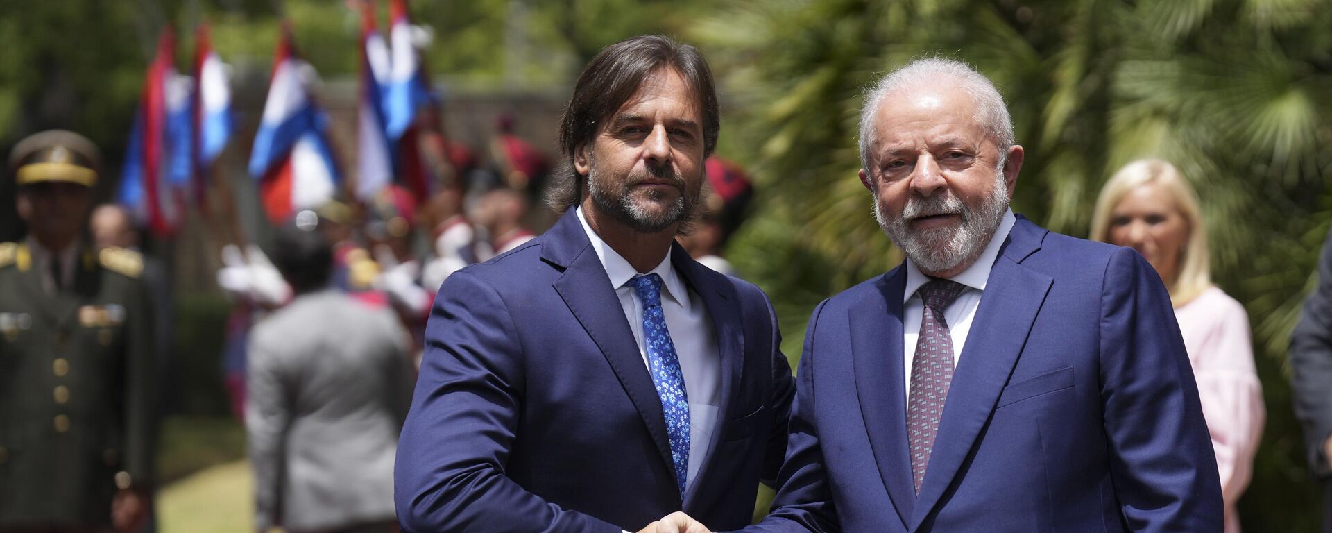 El presidente de Uruguay, Luis Alberto Lacalle Poude, y de Brasil, Luiz Inacio Lula da Silva, durante una reunión en la residencia presidencial de Suárez en Montevideo, Uruguay, el miércoles 25 de enero de 2023 - Sputnik Mundo, 1920, 28.02.2023