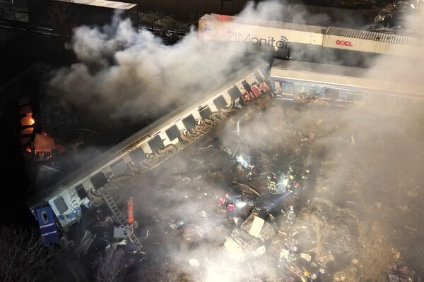 El 28 de febrero de 2023 se produjo un choque frontal entre un tren de pasajeros y un tren de mercancías cerca de la ciudad de Larisa, en el centro de Grecia. Los vagones delanteros del vehículo de pasajeros quedaron aplastados y los demás descarrilaron. Al menos 36 personas murieron y 66 resultaron heridas. La causa probable de la colisión fue un fallo del sistema automático de alerta, que hizo que los dos trenes estuvieran en la misma vía. - Sputnik Mundo