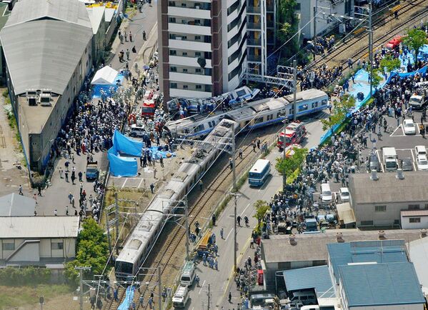 El 25 de abril de 2005, un suburbano desbarrancó y chocó contra un aparcamiento de varias plantas en Amagasaki (Japón). En el accidente se registraron 107 víctimas y 562 heridos. - Sputnik Mundo