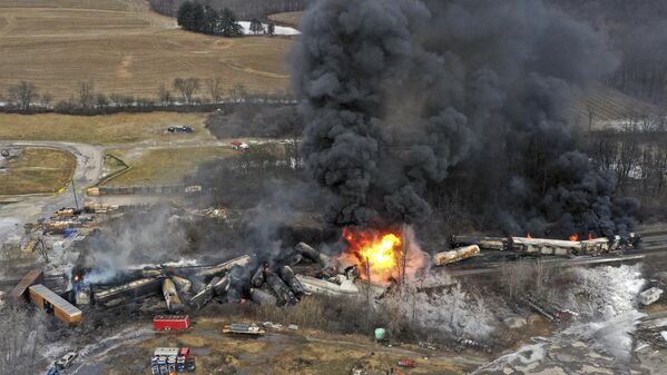 El 3 de febrero de 2023, el descarrilamiento de un ferrocarril de mercancías en el estado norteamericano de Ohio provocó una fuga masiva de productos químicos altamente tóxicos. Se registraron muertes y enfermedades masivas de animales. - Sputnik Mundo