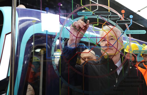 A la ceremonia asistieron por videoconferencia el presidente ruso, Vladímir Putin, y alcalde de la capital, Serguéi Sobianin. - Sputnik Mundo