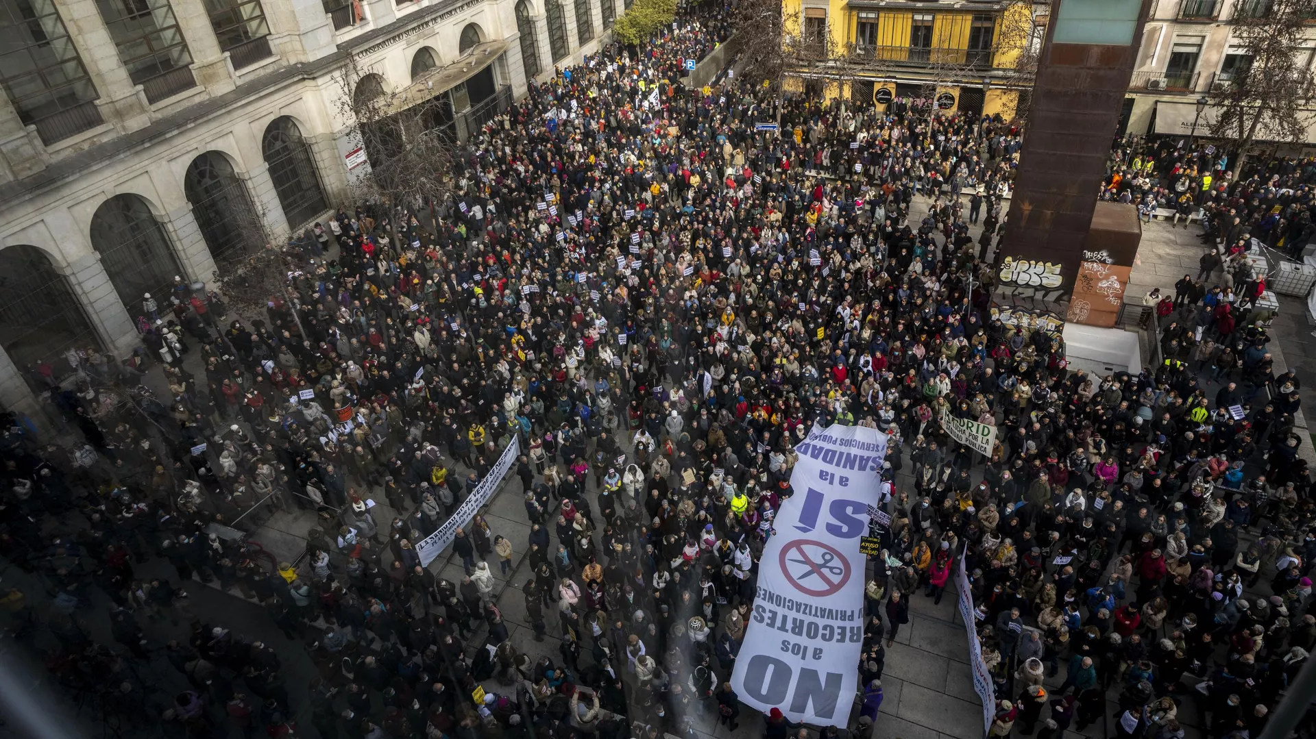 Personas se reúnen durante una protesta en apoyo de la sanidad pública en Madrid, España, el 15 de enero de 2023 Personas se reúnen durante una protesta en apoyo de la sanidad pública en Madrid, España, el 15 de enero de 2023 - Sputnik Mundo, 1920, 01.03.2023