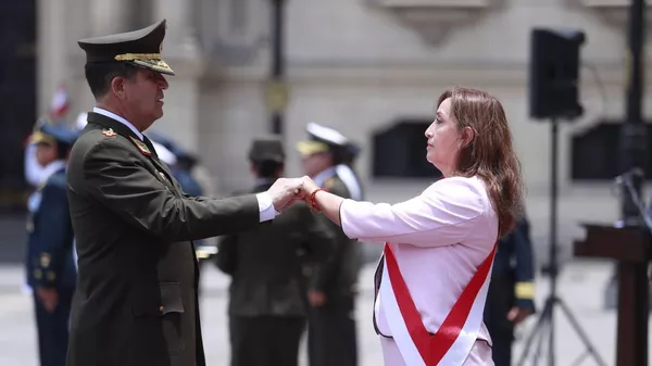 Dina Boluarte recibe bastón de mando de Fuerzas Armadas de Perú  - Sputnik Mundo