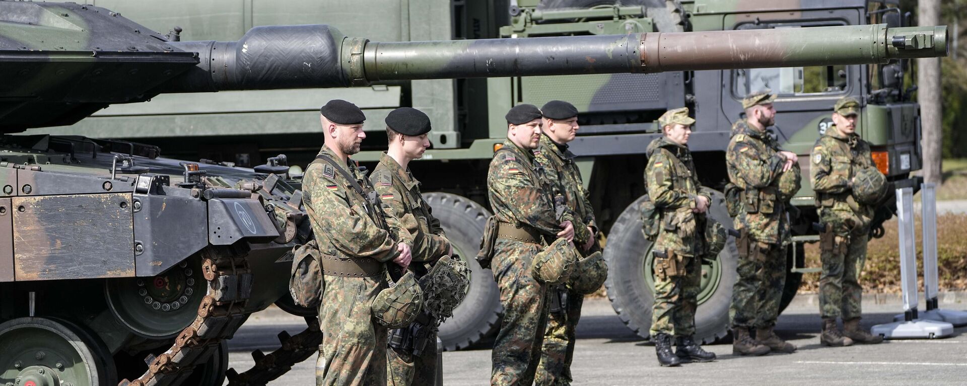 Soldados alemanes junto a un tanque Leopard en la base militar Field Marshal Rommel Barracks en Augustdorf, Alemania  - Sputnik Mundo, 1920, 02.03.2023