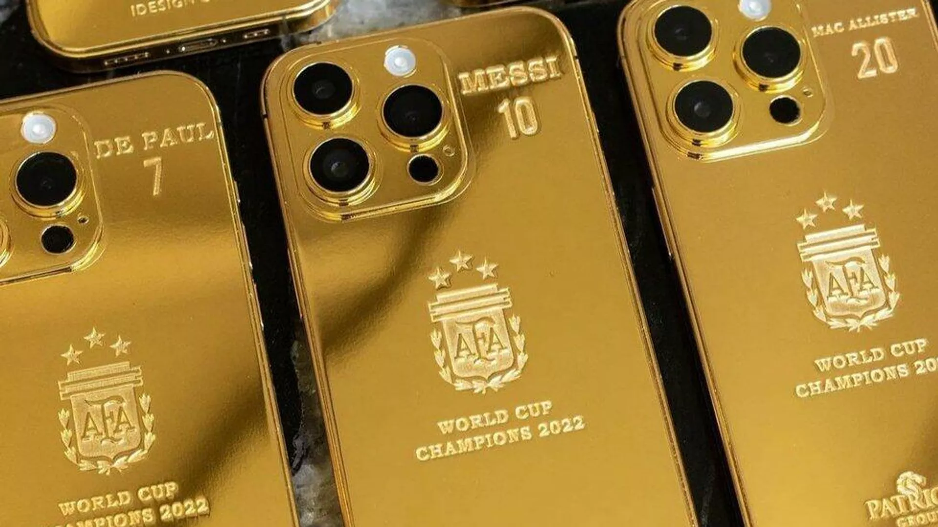 El delantero argentino Lionel Messi compró 35 iPhones de oro para su equipo y su personal El delantero argentino Lionel Messi compró 35 iPhones de oro para su equipo y su personal - Sputnik Mundo, 1920, 02.03.2023