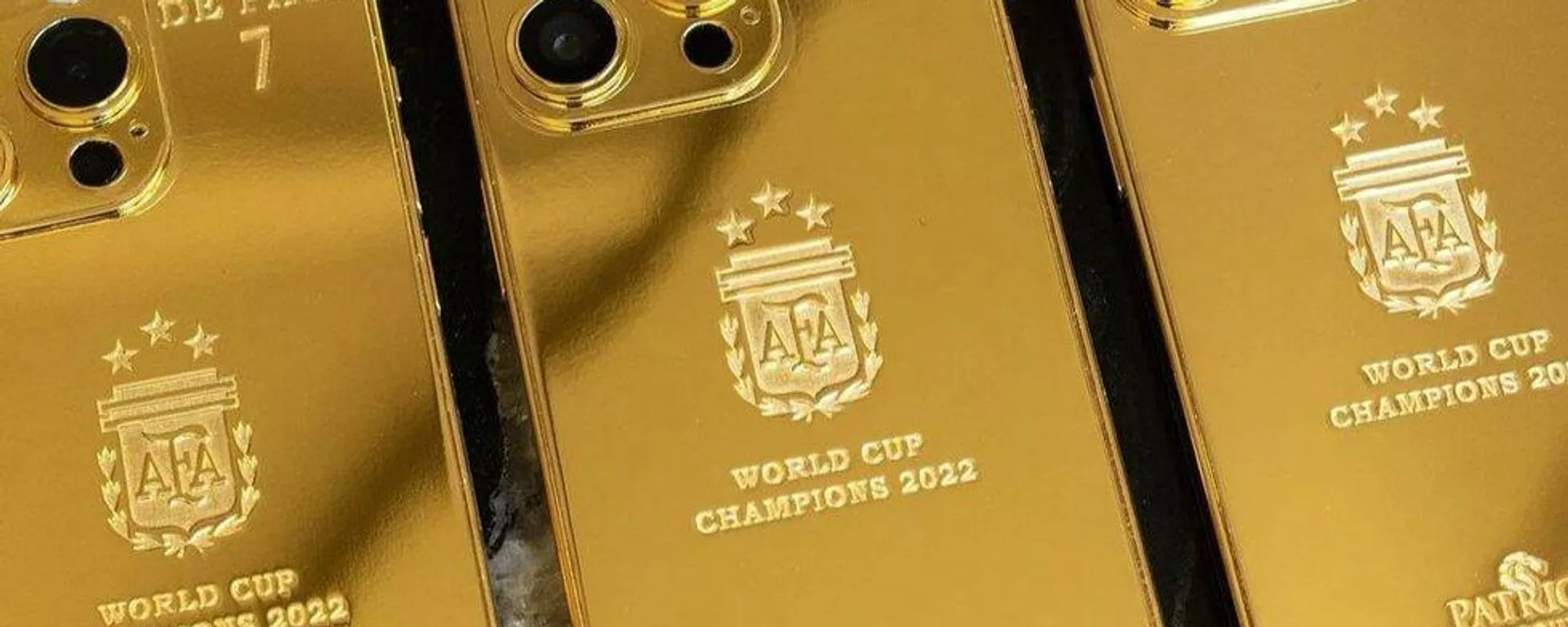 El delantero argentino Lionel Messi compró 35 iPhones de oro para su equipo y su personal El delantero argentino Lionel Messi compró 35 iPhones de oro para su equipo y su personal - Sputnik Mundo, 1920, 02.03.2023