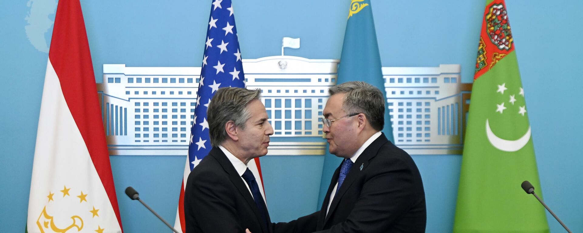 El secretario de Estado de Estados Unidos, Antony Blinken, y el ministro de Asuntos Exteriores de Kazajstán, Mukhtar Tileuberdi, en la reunión de ministros de Asuntos Exteriores de EEUU y Asia Central (C5+1) en el Ministerio de Asuntos Exteriores de Kazajstán, el 28 de febrero de 2023  - Sputnik Mundo, 1920, 02.03.2023