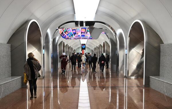 Pasajeros en la estación Rízhskaya.  - Sputnik Mundo